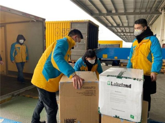 蘇寧捐贈的防疫物資正在裝車，準(zhǔn)備前往疫情中心武漢