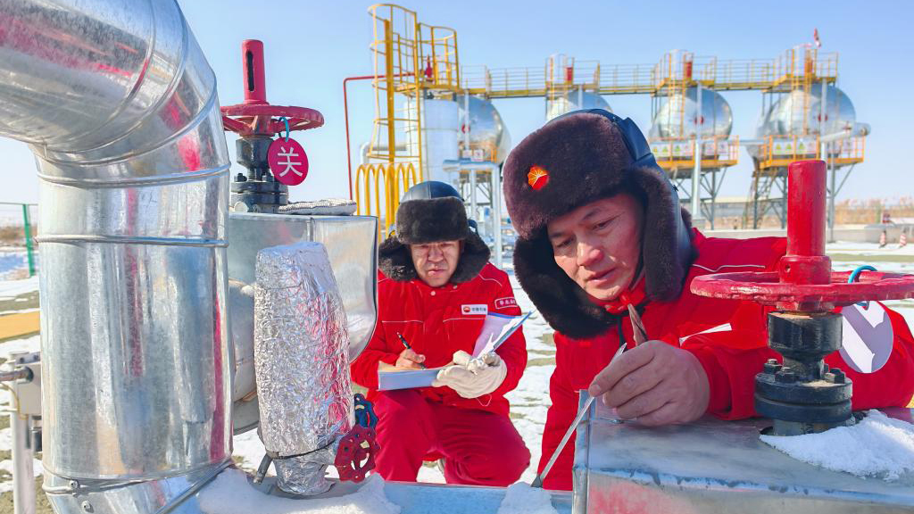 新春走基層&middot;春節(jié)他們?cè)谝痪€丨河套盆地采油人：冰清雪白一抹紅