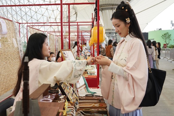 &ldquo;新中式&rdquo;服裝火到&ldquo;出圈&rdquo;，&ldquo;國潮&rdquo;如何變熱潮？